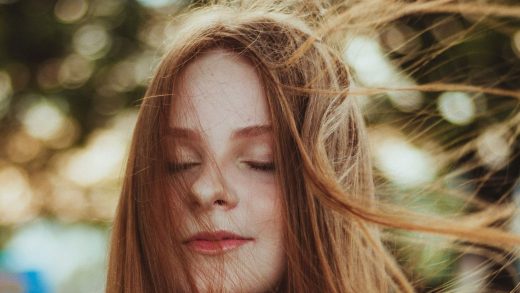 ragazza-capelli-rossi-al-vento