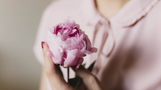 mezzo-busto-donna-con-fiore-in-mano