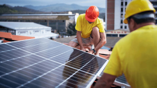 due-tecnici-lavorano-su-pannello-fotovoltaico